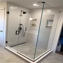 Διαφανή και χαμηλή{0}}σιδερένια διαφανή γυάλινη επιφάνεια για πόρτες ντους